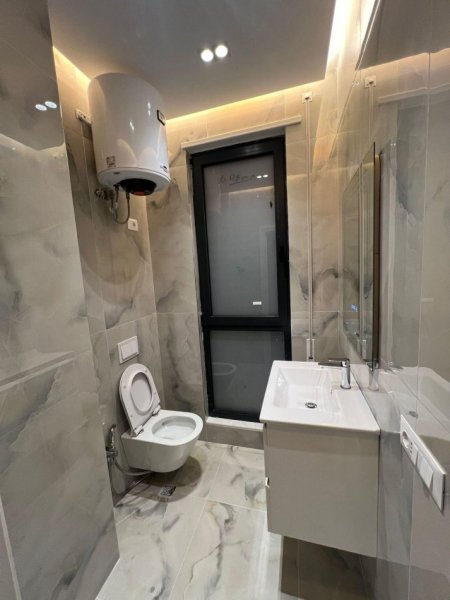 Tirane, jepet me qera apartament 3+1+Aneks Kati 7, 140 m² 1.200 € (porcelan)