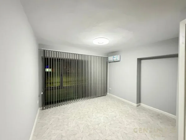 AMBIENT PER ZYRA PRANE SHESHIT SKENDERBEJ! 60 m² 800 € (Qender)