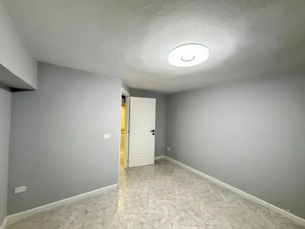 AMBIENT PER ZYRA PRANE SHESHIT SKENDERBEJ! 60 m² 800 € (Qender)