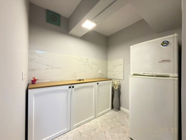 AMBIENT PER ZYRA PRANE SHESHIT SKENDERBEJ! 60 m² 800 € (Qender)