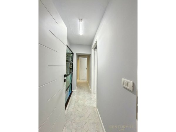AMBIENT PER ZYRA PRANE SHESHIT SKENDERBEJ! 60 m² 800 € (Qender)
