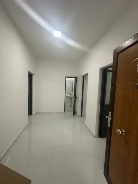 Tirane, jepet me qera apartament 3+1 Kati 1, 165 m² 800 € (komuna parisit)