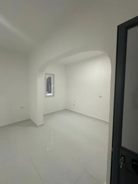 Tirane, jepet me qera apartament 3+1 Kati 1, 165 m² 800 € (komuna parisit)