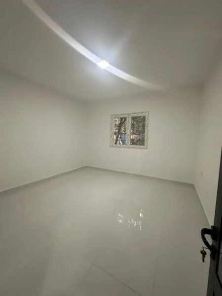 Tirane, jepet me qera apartament 3+1 Kati 1, 165 m² 800 € (komuna parisit)