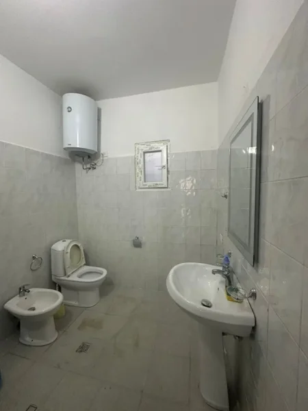 Tirane, jepet me qera apartament 3+1 Kati 1, 165 m² 800 € (komuna parisit)