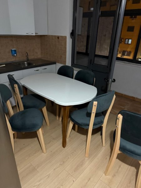 Tirane, jepet me qera apartament 2+1+Ballkon Kati 4, 78 m² 600 € (ne zonen e 21 dhjetori , prane oslo bar)