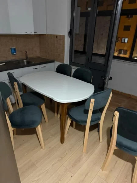 Tirane, jepet me qera apartament 2+1+Ballkon Kati 4, 78 m² 600 € (ne zonen e 21 dhjetori , prane oslo bar)