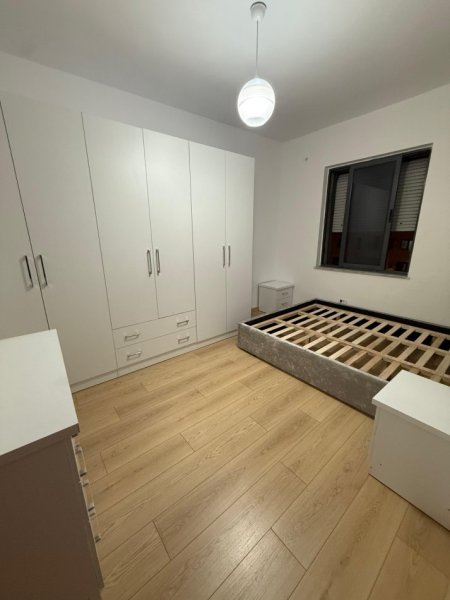 Tirane, jepet me qera apartament 2+1+Ballkon Kati 4, 78 m² 600 € (ne zonen e 21 dhjetori , prane oslo bar)