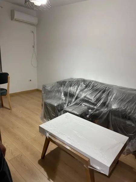 Tirane, jepet me qera apartament 2+1+Ballkon Kati 4, 78 m² 600 € (ne zonen e 21 dhjetori , prane oslo bar)