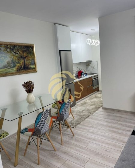 Tirane, shes apartament Kati 8, 70 m² 