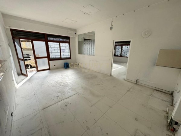 Tirane, jepet me qera dyqan , 65 m² 700 € 