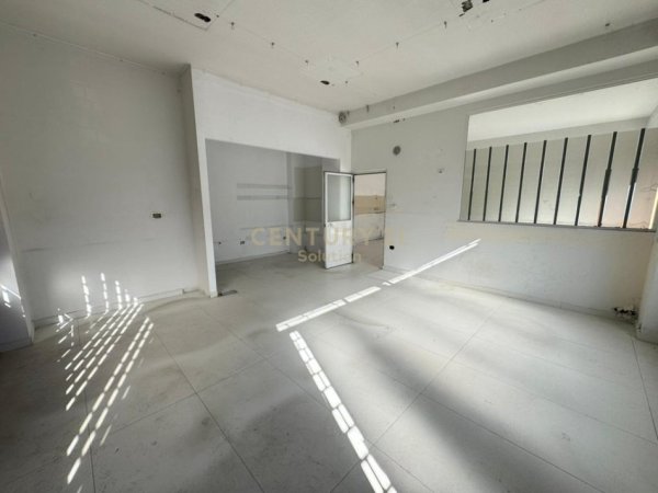 Tirane, jepet me qera dyqan , 65 m² 700 € 