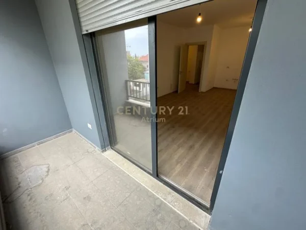 Tirane, shitet apartament 2+1+Ballkon Kati 4, 101 m² 195.000 € (Yzberisht)