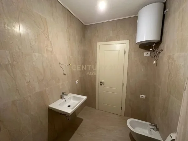 Tirane, shitet apartament 2+1+Ballkon Kati 4, 101 m² 195.000 € (Yzberisht)