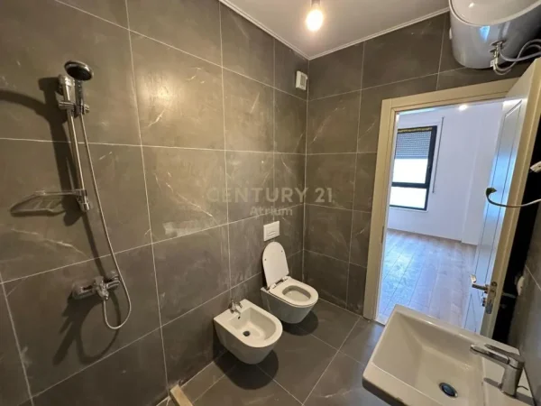 Tirane, shitet apartament 2+1+Ballkon Kati 4, 101 m² 195.000 € (Yzberisht)