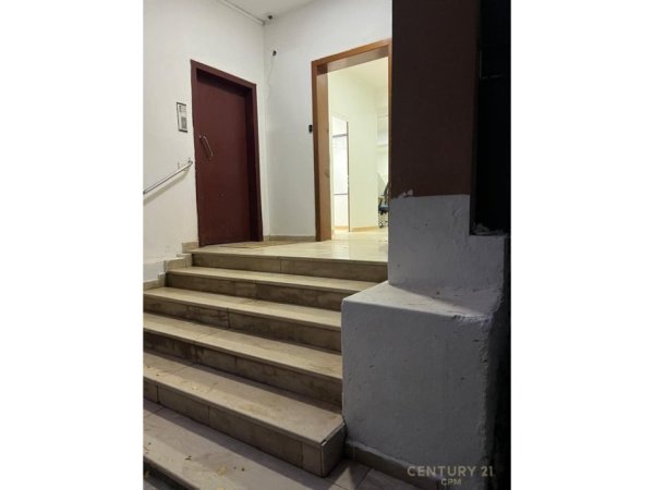 Tirane, jepet me qera zyre Kati 5, 107 m² 750 € (Pazari i Ri)