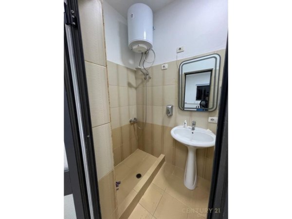 Tirane, jepet me qera zyre Kati 5, 107 m² 750 € (Pazari i Ri)