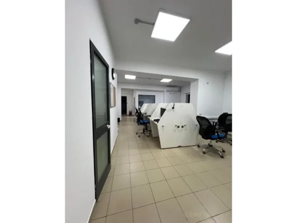 Tirane, jepet me qera zyre Kati 5, 107 m² 750 € (Pazari i Ri)