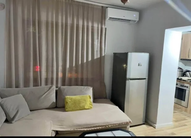 Tirane, jepet me qera apartament 1+1+Ballkon Kati 2, 70 m² 500 € (STACIONI TRENIT)