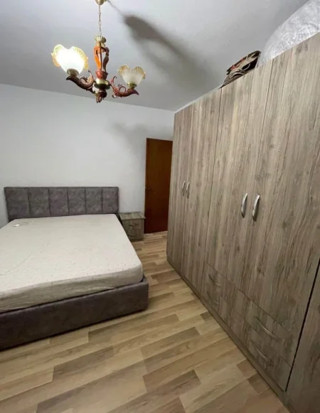Tirane, jepet me qera apartament 1+1+Ballkon Kati 2, 70 m² 500 € (STACIONI TRENIT)