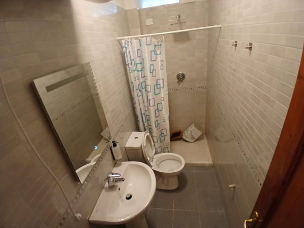 Tirane, jepet me qera apartament 2+1+Ballkon Kati 2, 80 m² 500 € (Te Medreseja e tiranes , RRuga Riza Cerova)