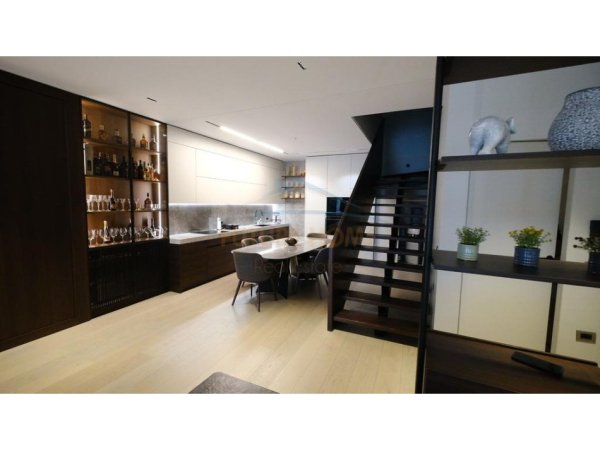 Tirane, shitet apartament duplex 3+1 , 365 m² (Squere 21)