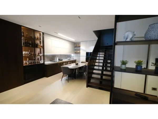 Tirane, shitet apartament duplex 3+1 , 365 m² (Squere 21)