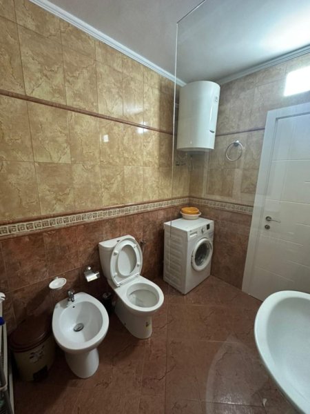 Tirane, jepet me qera apartament 2+1+Ballkon Kati 2, 90 m² 650 € (Ish fusha e aviacionit)