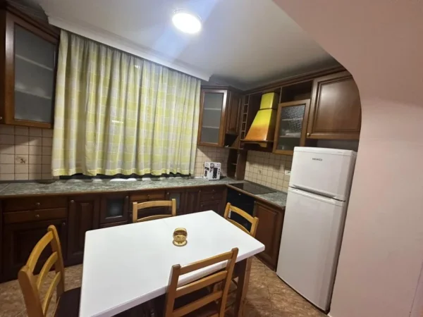 Tirane, jepet me qera apartament 2+1+Ballkon Kati 2, 90 m² 650 € (Ish fusha e aviacionit)