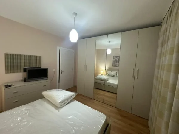 Tirane, jepet me qera apartament 2+1+Ballkon Kati 2, 90 m² 650 € (Ish fusha e aviacionit)