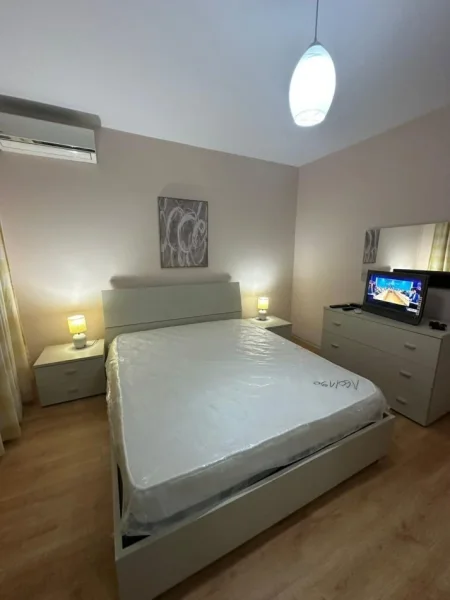 Tirane, jepet me qera apartament 2+1+Ballkon Kati 2, 90 m² 650 € (Ish fusha e aviacionit)
