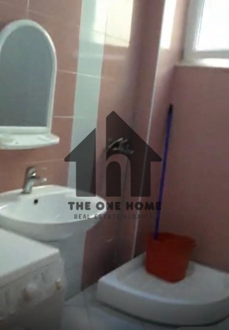 Tirane, jepet me qera apartament 1+1+Ballkon Kati 2, 65 m² 400 € (lIQENI THAT)