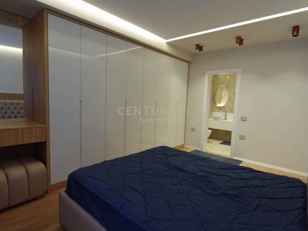 Tirane, jepet me qera apartament 2+1 +2 POSTE PARKIMI ,Kati 3, 105 m² 1.350 € (Liqeni i Thate)