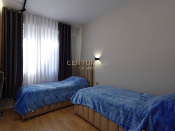 Tirane, jepet me qera apartament 2+1 +2 POSTE PARKIMI ,Kati 3, 105 m² 1.350 € (Liqeni i Thate)