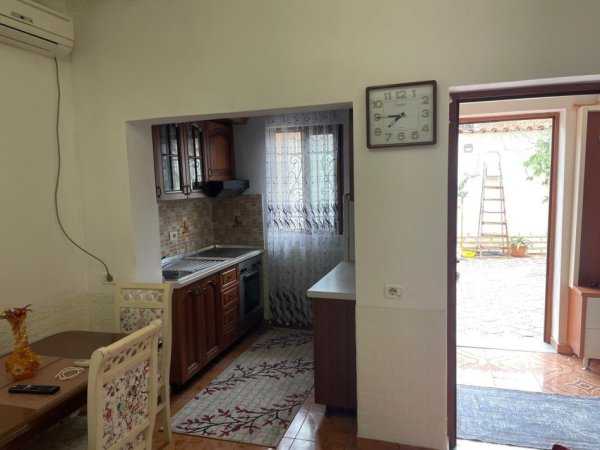 Tirane, jepet me qera shtepi 2+1+Ballkon Kati 1, 70 m² 350 € (shtepi private me oborr Tek rajoni 4 i policise rruga ura Rruga : tasim shehu 100m)
