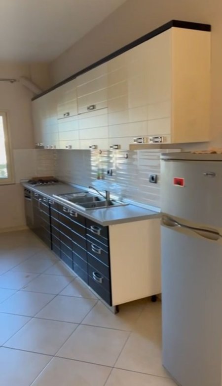 Tirane, jepet me qera apartament 1+1+Ballkon Kati 2, 57 m² 350 € (Kinostudio , te rajoni nr 04)