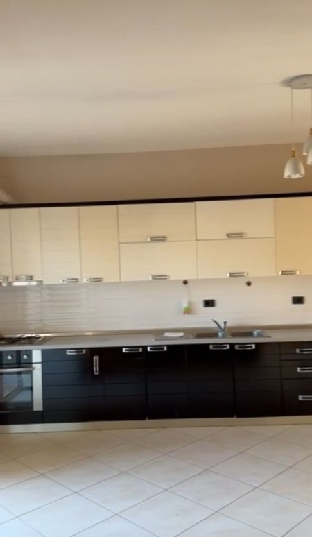 Tirane, jepet me qera apartament 1+1+Ballkon Kati 2, 57 m² 350 € (Kinostudio , te rajoni nr 04)