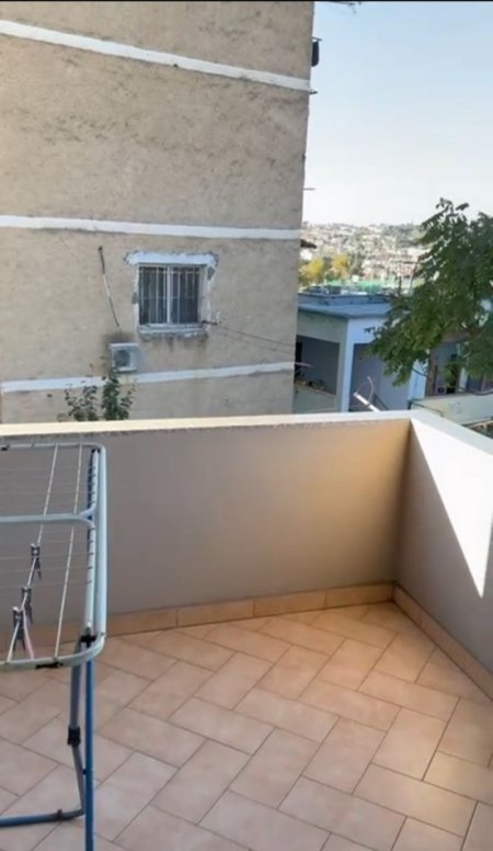 Tirane, jepet me qera apartament 1+1+Ballkon Kati 2, 57 m² 350 € (Kinostudio , te rajoni nr 04)