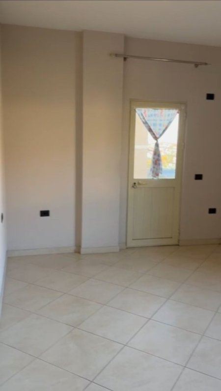 Tirane, jepet me qera apartament 1+1+Ballkon Kati 2, 57 m² 350 € (Kinostudio , te rajoni nr 04)