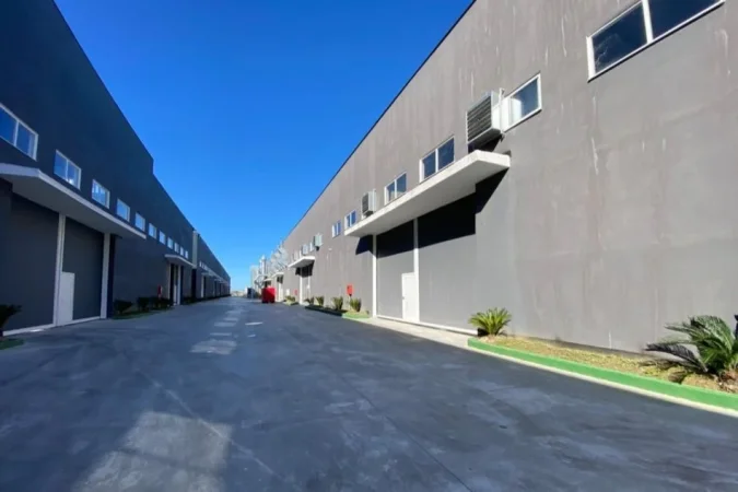 Tirane, jepet me qera magazine Kati 0, 1.900 m²