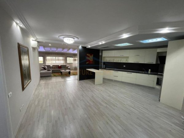 Tirane, shitet apartament 2+1+Ballkon Kati 1, 105 m² 248.000 € (Pallati me Shigjeta)