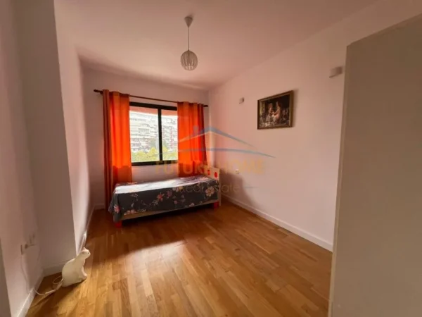 Tirane, jepet me qera apartament 2+1+Ballkon Kati 4, 100 m² 600 € (+Post Parkimi, Bulevardi Migjeni)