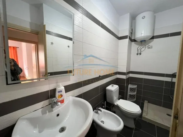 Tirane, jepet me qera apartament 2+1+Ballkon Kati 4, 100 m² 600 € (+Post Parkimi, Bulevardi Migjeni)