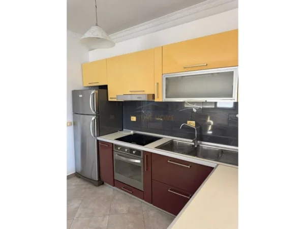 Tirane, jepet me qera apartament 2+1 Kati 2, 90 m² 500 € 