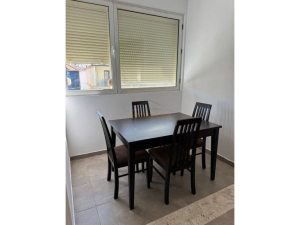 Tirane, jepet me qera apartament 2+1 Kati 2, 90 m² 500 € (Rruga e Kavajës, Tiranë)