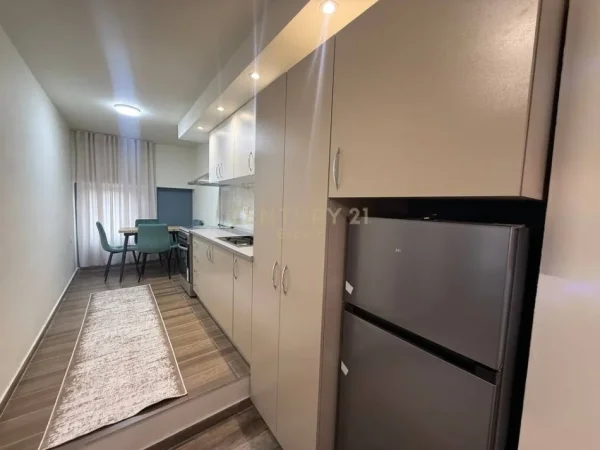 Tirane, jepet me qera apartament 2+1 Kati 1, 80 m² 800 € (Rruga Barrikadave)