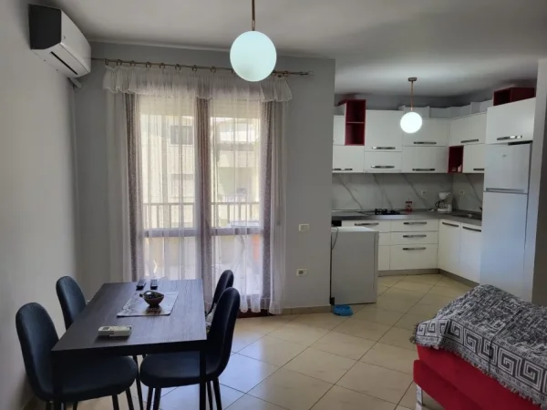 Tirane, jepet me qera apartament 2+1+Ballkon Kati 4, 100 m² 650 € (Kopshti Botanik)