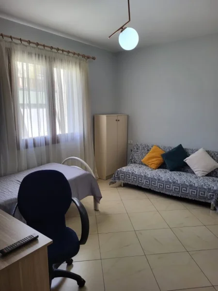 Tirane, jepet me qera apartament 2+1+Ballkon Kati 4, 100 m² 650 € (Kopshti Botanik)