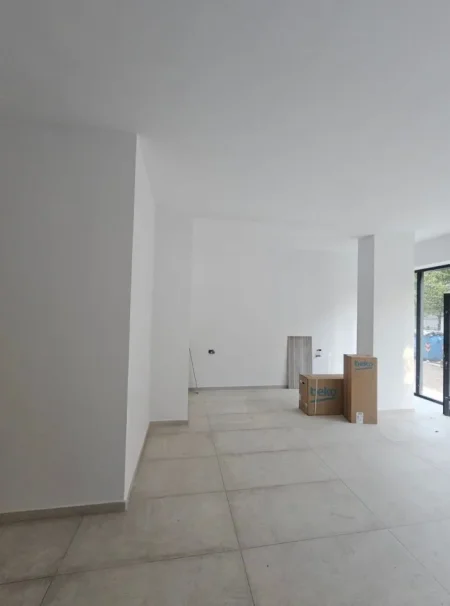 Tirane, jepet me qera dyqan Kati 0, 65 m² 500 € (Don Bosko)