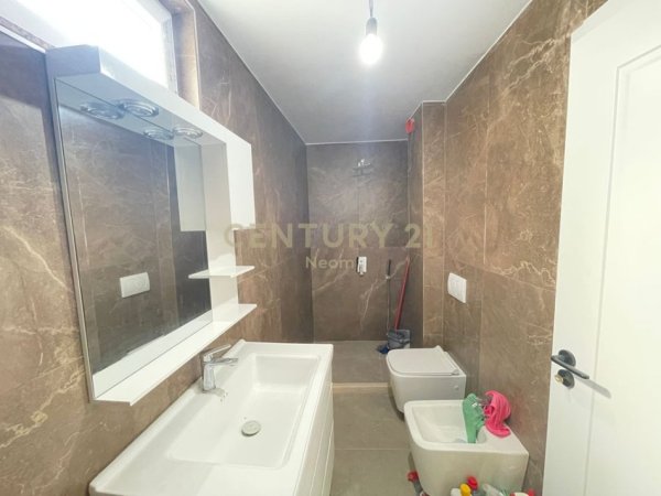 Tirane, shes apartament duplex 3+1+Ballkon Kati 4, 124 m² 190.000 € (Fresku)